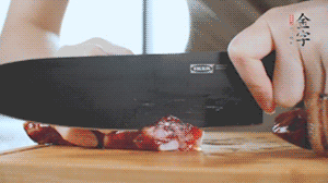 食材統(tǒng)統(tǒng)切成片，待用。