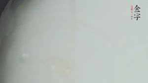 將浸泡了30分鐘的米放入電飯煲中，在水中加入半勺油。