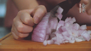 2.半個(gè)青椒、半個(gè)黃椒切圈、一個(gè)洋蔥切丁、三個(gè)白蘑菇切片備用。