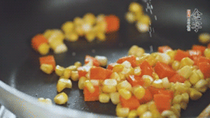 胡蘿卜、玉米洗凈后，處理成粒，加鹽簡(jiǎn)單炒制。
