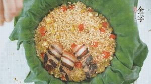 擺上金字醬肉，妥帖包裹好上鍋蒸。