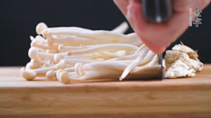 海鮮菇、蟹味菇去掉根部，洗凈。