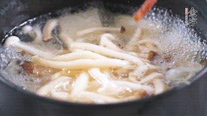 依次放火腿、豆腐，加水大火燒開，小火燉煮20分鐘，出鍋前撒上蔥花即可。