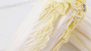 娃娃菜洗凈，對(duì)半切。