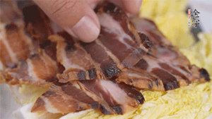 依次擺放娃娃菜和醬肉。