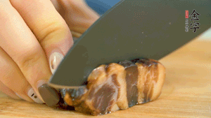 金字風(fēng)味醬肉切成片，上鍋蒸15分鐘。