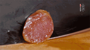 金字火腿肉香腸上鍋蒸15分鐘，切片備用。