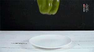 雞蛋打散，加青椒粒、蔥花攪拌。