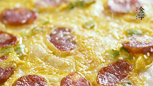 撒上一些芝麻，準備一些番茄醬，一份早餐就做好了。