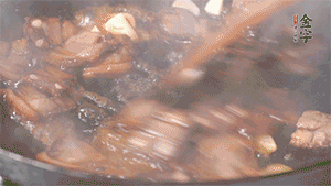 熱油下鍋，爆香蒜片。放入醬肉翻炒片刻后,下豌豆尖均勻翻炒。