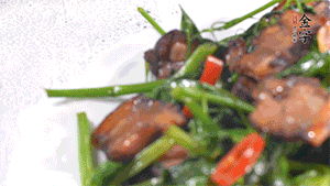 出鍋前加少許鹽調(diào)味。