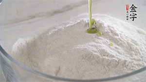 將艾草葉放入料理機中，加1倍的水打碎。和澄粉、糯米粉、少許油混合成面團。