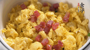 將香腸、韭菜、雞蛋攪拌均勻，可適當(dāng)加玉米油、十三香、味精調(diào)味。