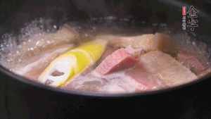 火肉、豬肉加料酒、清水大火煮開后，加入春筍小火慢燉40分鐘，出鍋前撒蔥花即可。