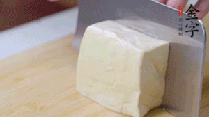 老豆腐切片，浸水備用。