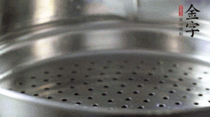 出鍋后，倒扣臘味，撒上蔥花即可。