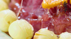 出鍋前10分鐘淋上蜂蜜，倒扣出來撒上桂花，擺上胡蘿卜裝飾即可。