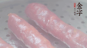 金字香腸上鍋，大火蒸5分鐘，切片備用。