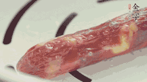 香腸蒸至半熟切片，筍切丁備用。