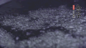 小青菜洗凈后，鍋中水燒開，放點鹽和滴幾滴油后燙熟。