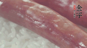 關上蓋子，煮到米飯露出時。