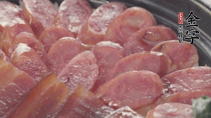 沿著米飯邊淋一圈玉米油，擺上小青菜，淋上醬油和湯調成的醬汁，撒上辣椒粒、香蔥末即可。