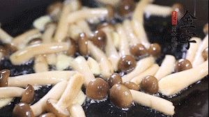 熱油下鍋煸香蒜末，依次加蟹味菇、香腸、西蘭花均勻翻炒，放適量水燜煮3分鐘。