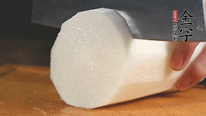 白蘿卜去皮切塊，豆芽洗凈。