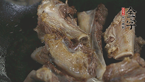 加入白蘿卜、料酒、水、火腿煮40分鐘。