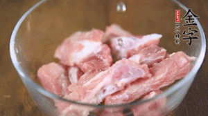 切成小段的排骨洗凈后，加姜片焯水3分鐘。