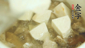 加入適量清水、黃酒燉開后，小火煮1小時即可。