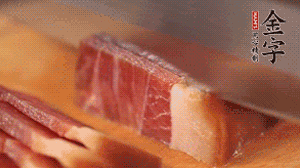 金字火腿切成片。