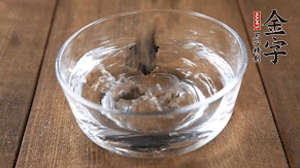 黑木耳泡發(fā)備用。