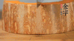 南瓜去皮洗凈后，切成規(guī)則的長方形。