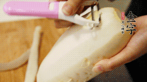 蘿卜去皮，切成絲。（如果用擦菜板，不能選擦成太碎的）