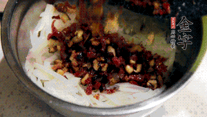 在蒸盤中鋪上油紙，鋪好食材后壓一壓，蒸箱中蒸30分鐘即可。（蒸好的蘿卜糕切成厚片，用少量油煎一下，撒點(diǎn)蔥花口味更好。）