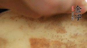 金字香腸切片，藕去皮切薄片備用。