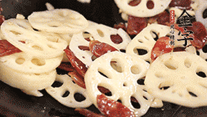 依次下香腸片、藕片翻炒均勻，加適量清水燜熟。