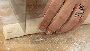 均勻切段后搓成長條狀，繞到香腸上，以紅豆點(diǎn)綴眼睛。