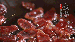 鍋中油7成熱時(shí)，香腸片翻炒均勻，然后依順序加胡蘿卜絲、小青菜、面條。