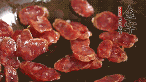 鍋中油7成熱時(shí)，，先放香腸煸香，再放荷蘭豆、小玉米均勻翻炒。（可淋點(diǎn)料酒或清水讓香腸口感軟一些）