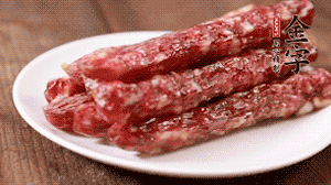 金字香腸切成薄片。