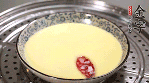 將香腸片均勻鋪上，繼續(xù)蒸6分鐘。