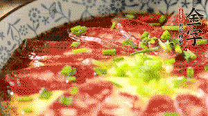 出鍋前淋上少許生抽、香油調味，撒上蔥花就可以了。