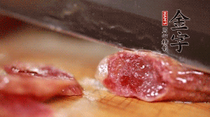 金字香腸蒸或煮至7成熟，切成片備用。