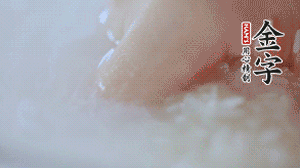 砂鍋內(nèi)壁涂抹一層食用油，將洗凈后的大米放入，米與水比例為1：1.5。