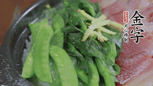 燜好的米飯開蓋，放入菜心、荷蘭豆，澆上調(diào)味汁拌勻。