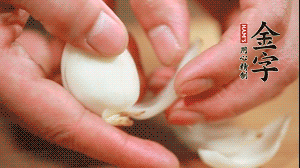 鮮百合花瓣剝成片。