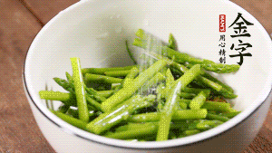 將調(diào)料放入準(zhǔn)備好的食材中，攪拌均勻。