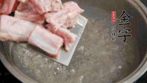 剁成塊狀的排骨洗凈，放入沸騰的鍋中，加姜片汆燙，2分鐘后撈出備用。